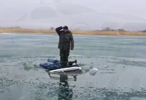 В Приморье утонула очередная машина рыбаков. В «последний путь» её отправляли с юмором