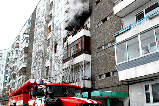 В Уссурийске детям пришлось прыгать из окна, чтобы спастись от пожара