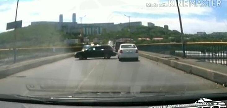 Автоавария блокировала движение по Рудневскому мосту во Владивостоке
