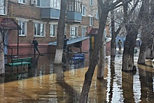 В оренбургской четырехэтажке обрушилась стена пристроя, жителей эвакуируют