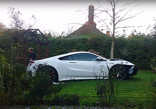 Британская Honda NSX попала в ДТП, едва выехав из автосалона