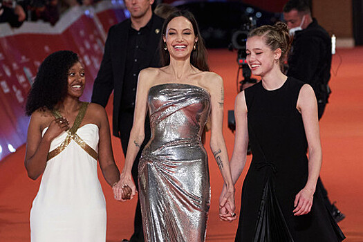 Анджелину Джоли раскритиковали за длинные наращенные волосы