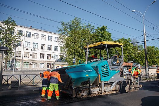 В Краснодаре на улице Колхозной ведется укладка нового асфальта