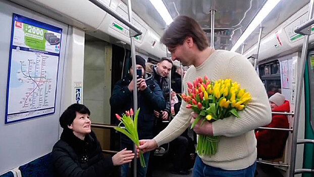 Братья Запашные и Сергей Боярский подарили цветы девушкам в метро