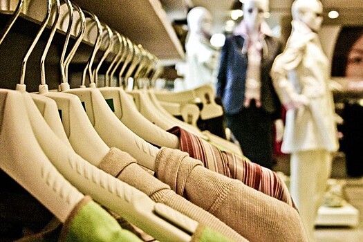 Почему люди выбирают одежду с кричащими брендами