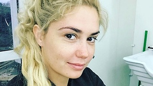 Агата Муцениеце установила виниры