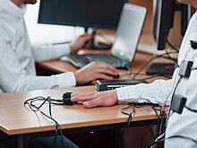 Полиграфолог рассказал, каким людям легче скрыть ложь