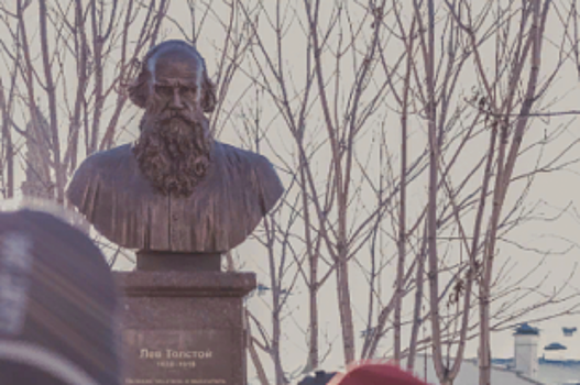 В Казани в ректорском садике КФУ открыли бюст Льва Толстого