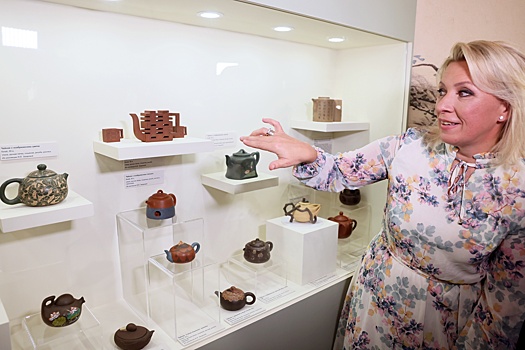 Мария Захарова презентовала семейное собрание китайских чайников в Музее Востока
