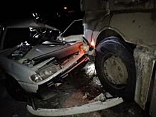 Водитель легковушки погиб после столкновения с припаркованной фурой