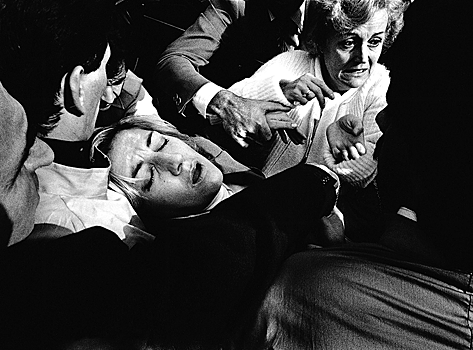 Каньони профессионально занялся фотографией после переезда из Италии в Лондон в 1958 году. На фото: Женщина без сознания в гуще толпы в Турине. 1978 год