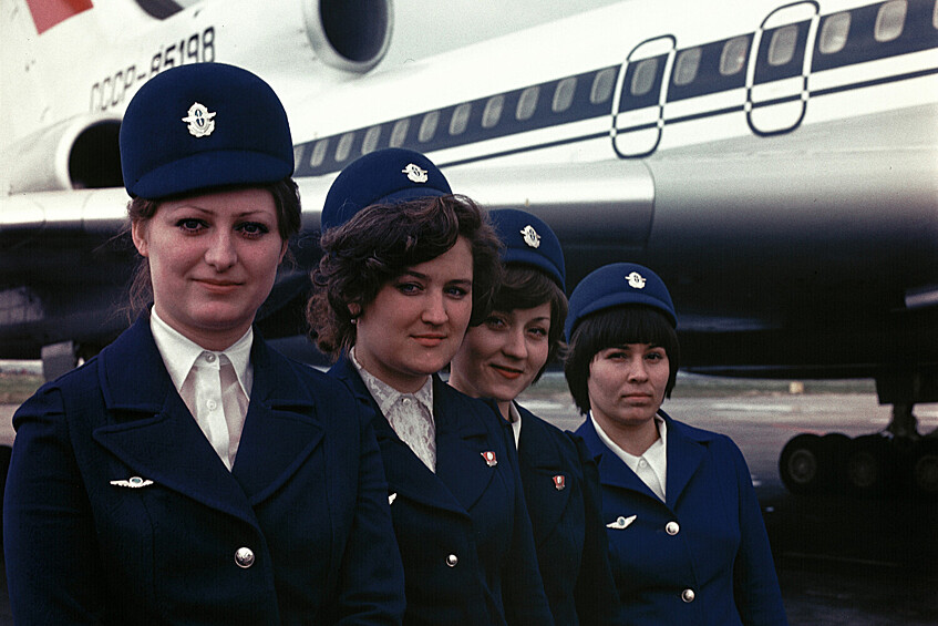 Стюардессы «Аэрофлота» позируют возле самолета Туполев Ту-154Б советских авиалиний «Аэрофлот» в аэропорту Тбилиси, Республика Грузия, СССР, 13 сентября 1985 года