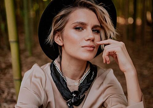 «Красотка»: стильная Дарья Мельникова устроила фотосессию в бамбуковом лесу