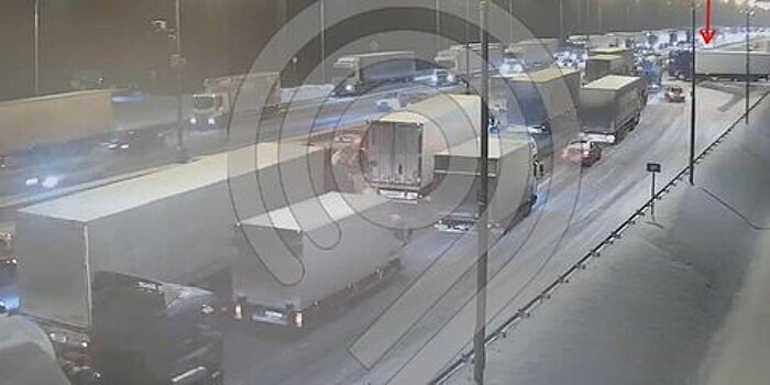 ДТП с участием нескольких грузовиков произошло на МКАД в районе улицы Павла Фитина