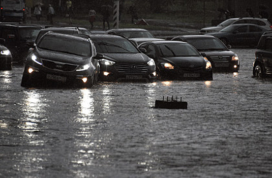 Последствия дождя на Профсоюзной улице в Москве, 22 мая 2015 год