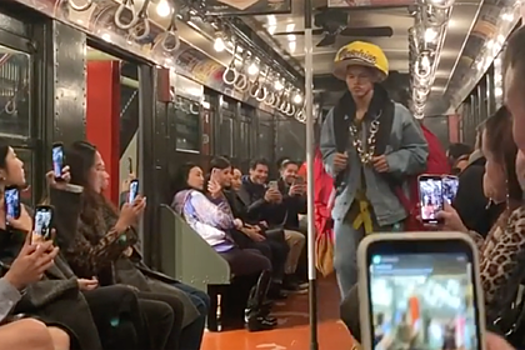 Рюкзак размером с человека на мужчине в метро озадачил пользователей сети