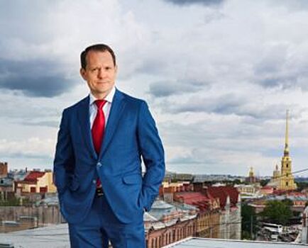 Генеральный директор Группы ЦДС Михаил Медведев поздравляет строителей с профессиональным праздником