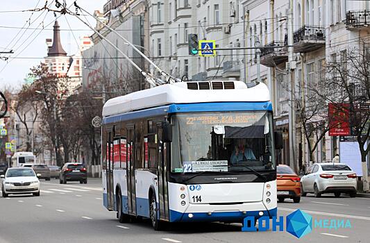 В Ростове троллейбус врезался в припаркованную легковушку