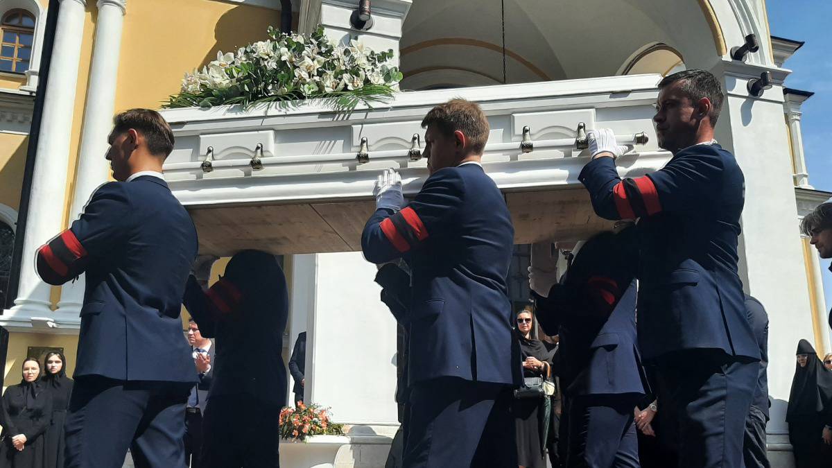 Гроб с телом Заворотнюк вынесли из храма под громкие аплодисменты