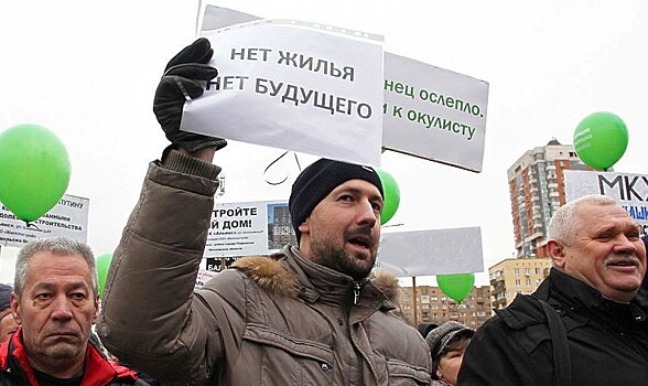 В Костроме продают трехкомнатную квартиру с людьми