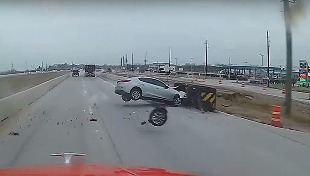 Грузовик на трассе в Техасе снес легковушку, за секунду до этого попавшую в ДТП