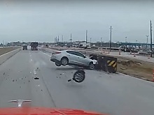 Грузовик на трассе в Техасе снес легковушку, за секунду до этого попавшую в ДТП