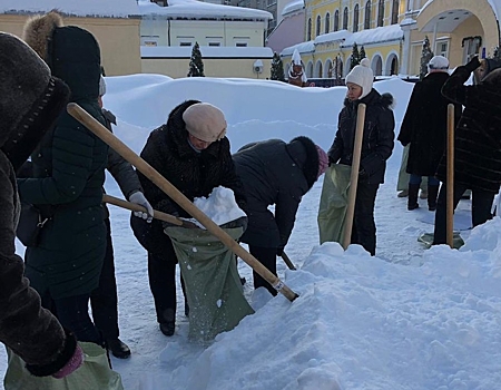 Учителей отправили собирать снег в мешки для листвы