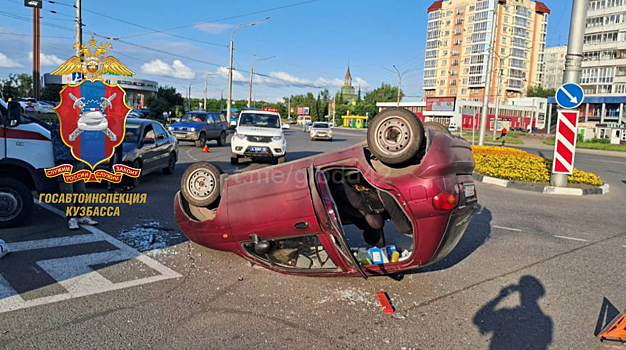 Водитель и пассажир пострадали при опрокидывании иномарки в Новокузнецке