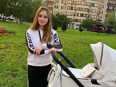 Олимпийская чемпионка Липницкая показала редкое фото дочери. Ей исполнился год