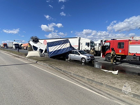 В Самарской области на трассе во время массового ДТП перевернулась "Газель"