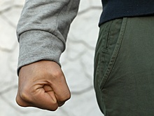 В Липецке мужчина избил пенсионерку на остановке