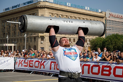 Не перевелись богатыри: в Волгограде самые сильные люди России укатили автобус «Ротора»