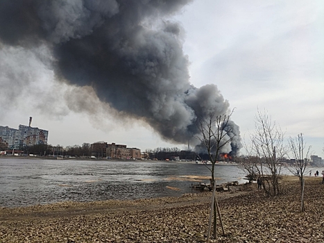 Петербург встал в пробках из-за пожара, ремонта и похорон