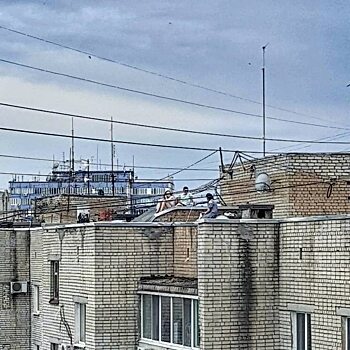 В Саратове ветер сорвал кирпичи с крыши пятиэтажки на улице Космодемьянской