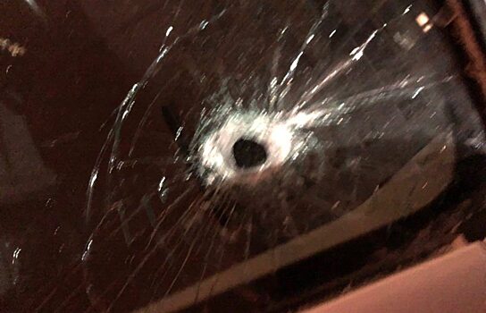 В Челябинске хулиганы разбили машину, скидывая на нее посуду