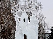 В Барнауле из-за дождя начал таять новогодний городок на площади Сахарова