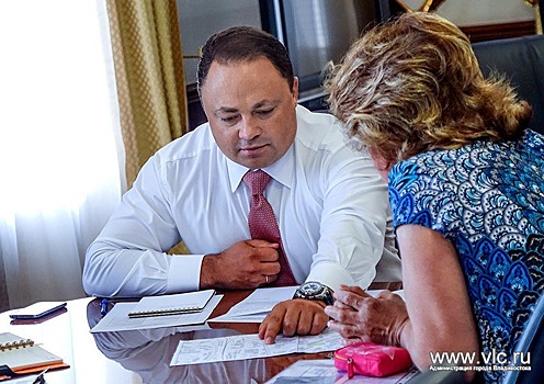 Экс-мэр Владивостока из СИЗО поздравил с днём рождения своего подельника