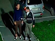 Стреляющий из пистолета мужчина в спортивном костюме попал на видео в российском городе