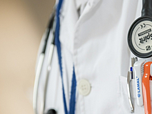 «Антипрививочники» приняли известного порноактера за доктора