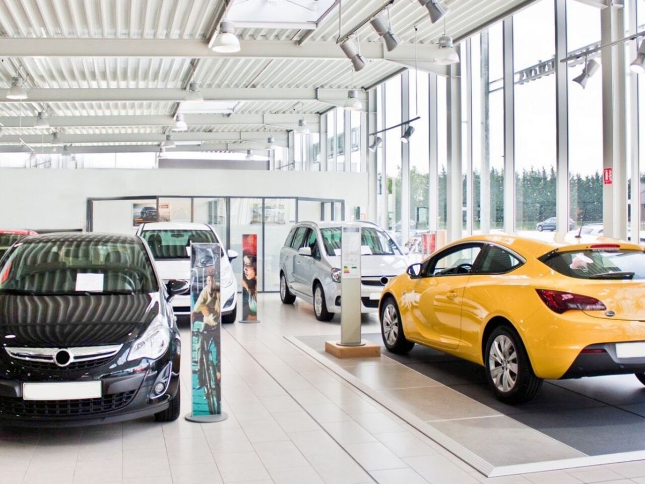 Осмотр автомобиля. Машина в автосервисе. Hyundai solaris на подъемнике. Технический осмотр автомобиля. Тех обслуживание машины это.