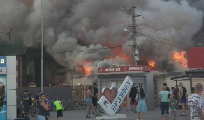 В Ерзовке Волгоградской области сгорел одноэтажный магазин