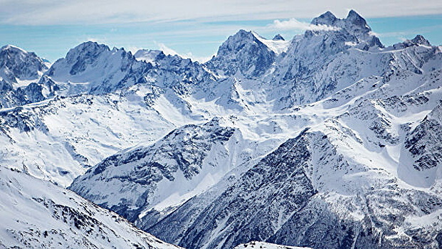 Спасатели эвакуировали двух альпинистов с Эльбруса