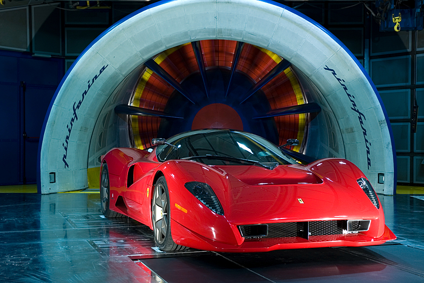 P4/5 — амбициозный итальянский суперкар с дизайном от ателье Pininfarina, который с одной стороны отдавал дань прошлому, а с другой — был нацелен на будущее. Этот автомобиль был построен для режиссера Джеймса Гликенхауса и считался одним из самых желанных у автолюбителей в середине нулевых