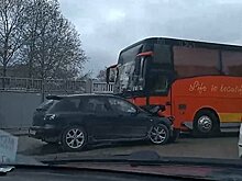 В Симферополе "лоб в лоб" столкнулись иномарка и рейсовый автобус