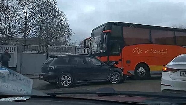 В Симферополе "лоб в лоб" столкнулись иномарка и рейсовый автобус