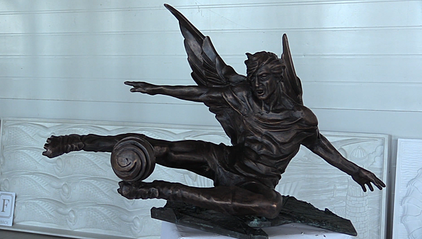 В Химках из бронзы слепили 60‐килограммовую скульптуру «бог футбола»