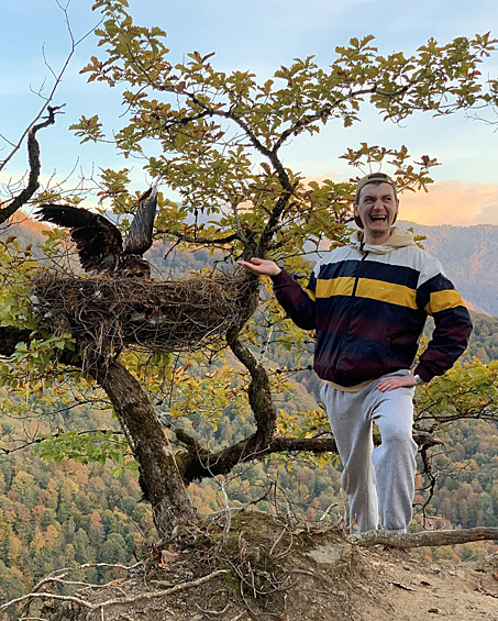 Однако подозрения отпали, когда в соцсети ведущего появилась фотография с другой женщиной, на руке которой оказалось кольцо, похожее на то, что носит сам Гудков. Ей оказалась 33-летняя Александра Гагаринская.