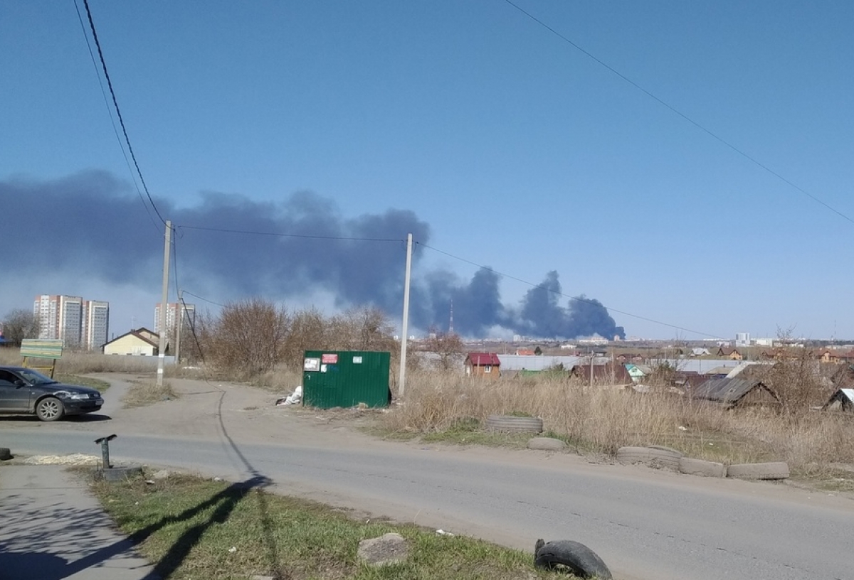 В омских Нефтяниках горят цистерны с нефтепродуктами, на месте виден огромный столб черного дыма (видео, …