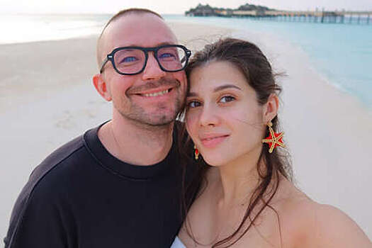 Актер Александр Петров с беременной женой Елизаветой снялись на Мальдивах