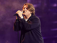 26-летний певец Капальди начал страдать от постоянных головокружений